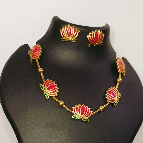Trendy lotus choker